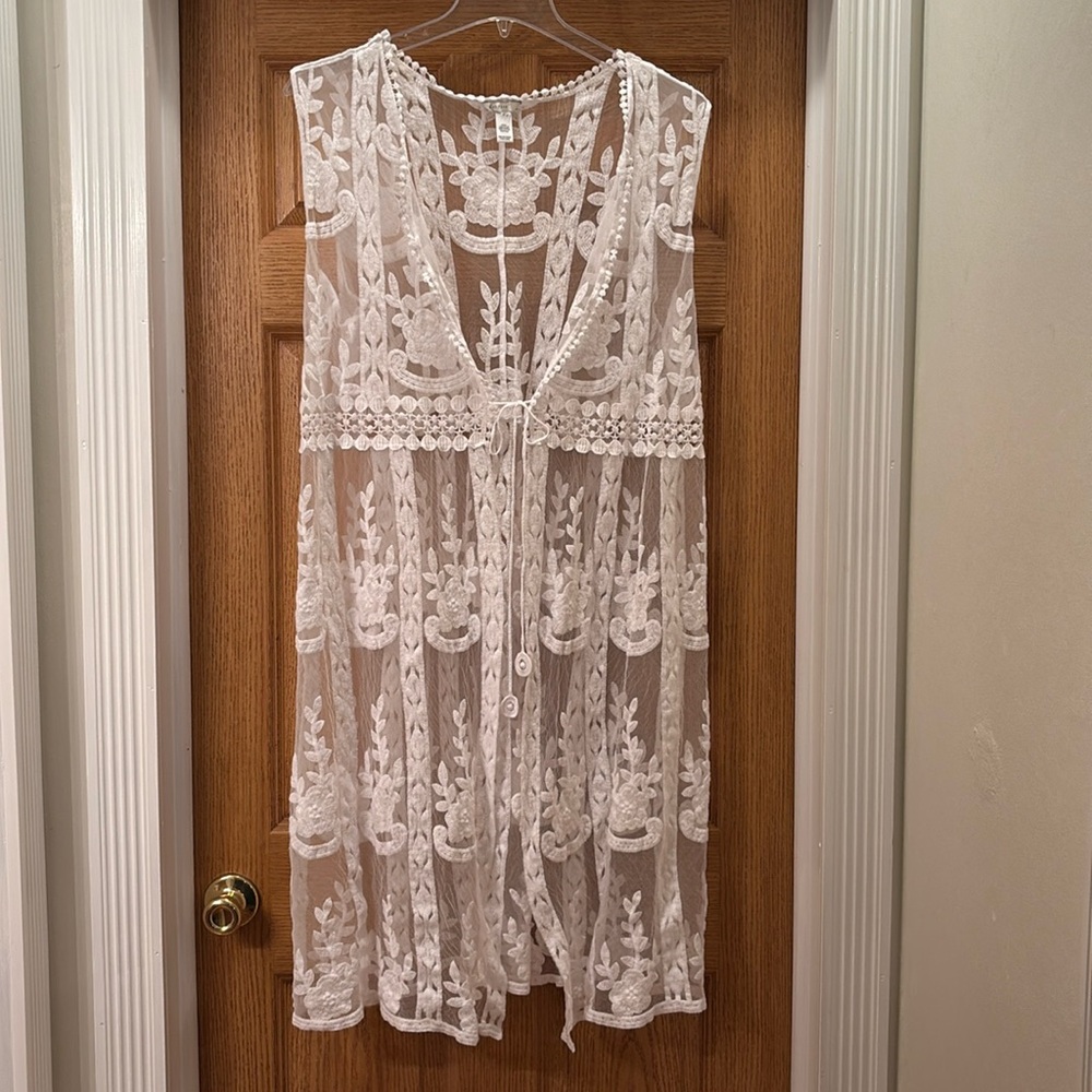 EST. 1946 White lacy vest